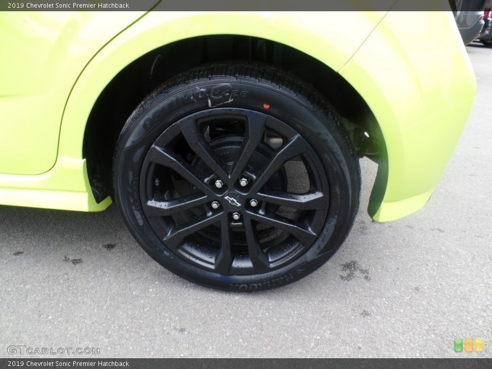 2019 Chevrolet Sonic Premier Hatchback Wheel and Tire Photo #133518762