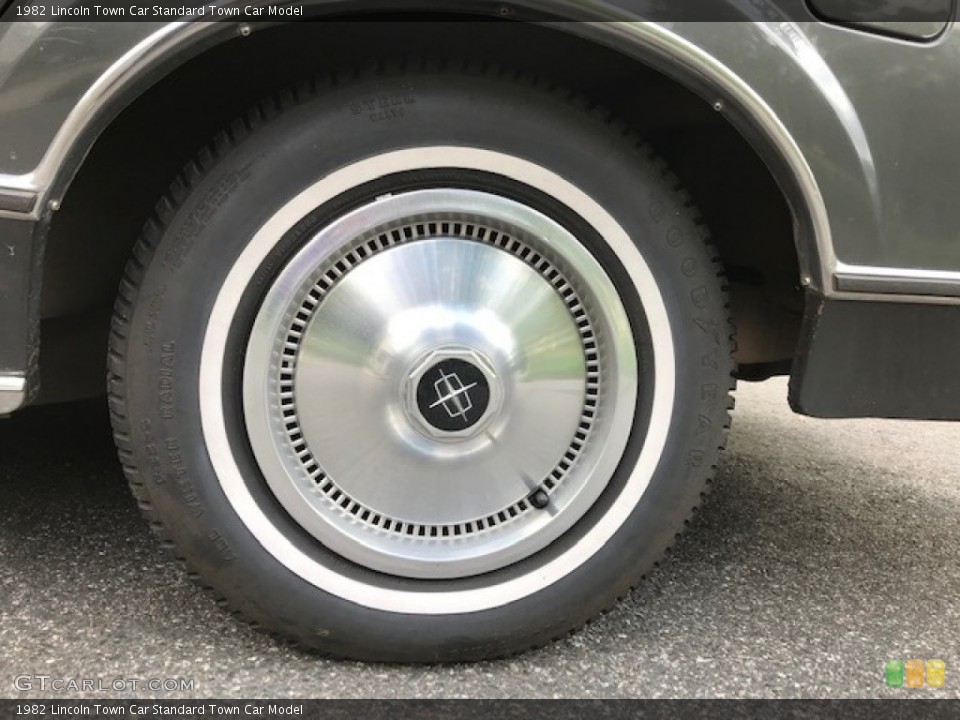 1982 Lincoln Town Car  Wheel and Tire Photo #142347160