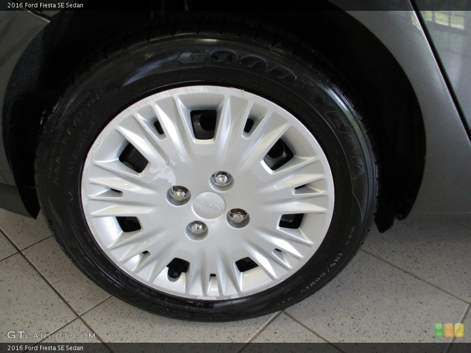 2016 Ford Fiesta SE Sedan Wheel and Tire Photo #142436880