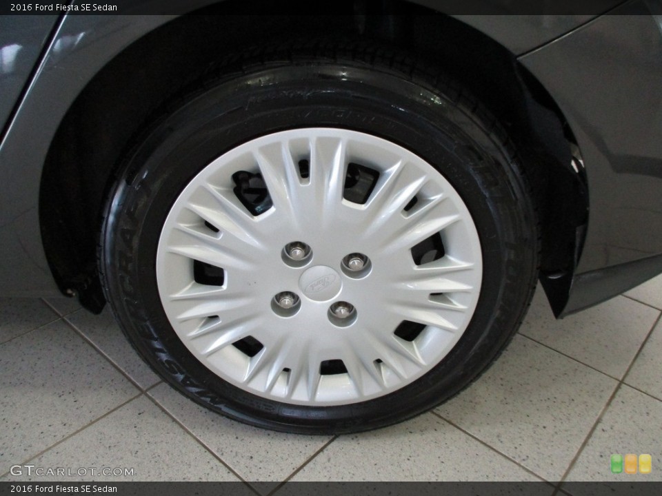 2016 Ford Fiesta SE Sedan Wheel and Tire Photo #142436895