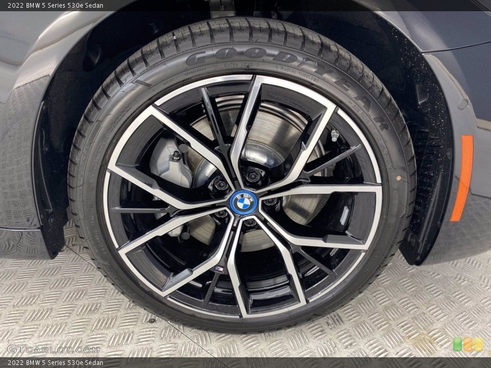 2022 BMW 5 Series 530e Sedan Wheel and Tire Photo #142764150
