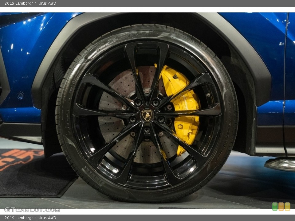 2019 Lamborghini Urus Wheels and Tires