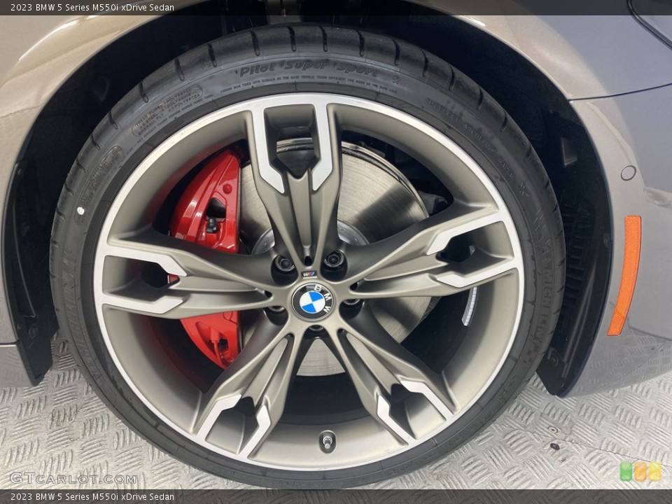 2023 BMW 5 Series M550i xDrive Sedan Wheel and Tire Photo #144799786