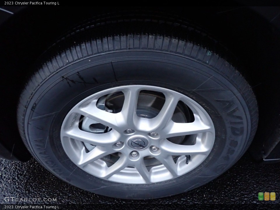 2023 Chrysler Pacifica Touring L Wheel and Tire Photo #145473422
