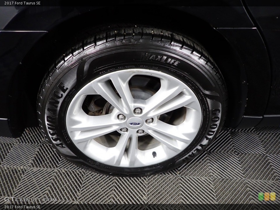 2017 Ford Taurus SE Wheel and Tire Photo #145607223