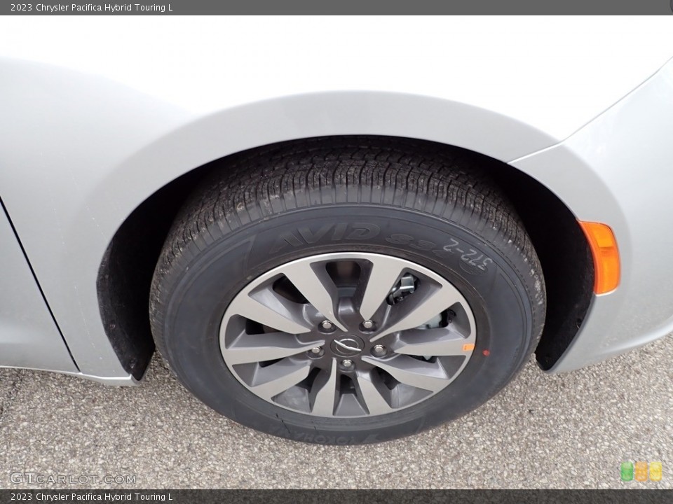 2023 Chrysler Pacifica Hybrid Touring L Wheel and Tire Photo #146064371
