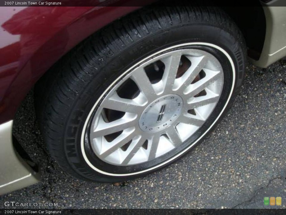 2007 Lincoln Town Car Signature Wheel and Tire Photo #19510186
