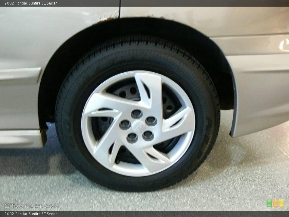 2002 Pontiac Sunfire SE Sedan Wheel and Tire Photo #23671196