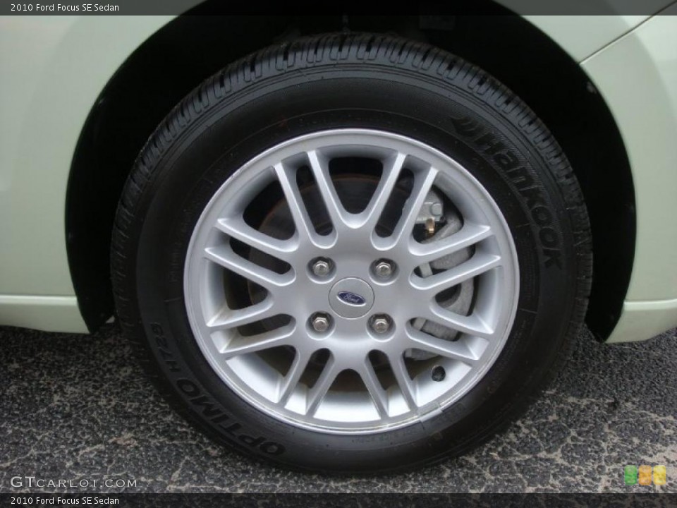 2010 Ford Focus SE Sedan Wheel and Tire Photo #27659558