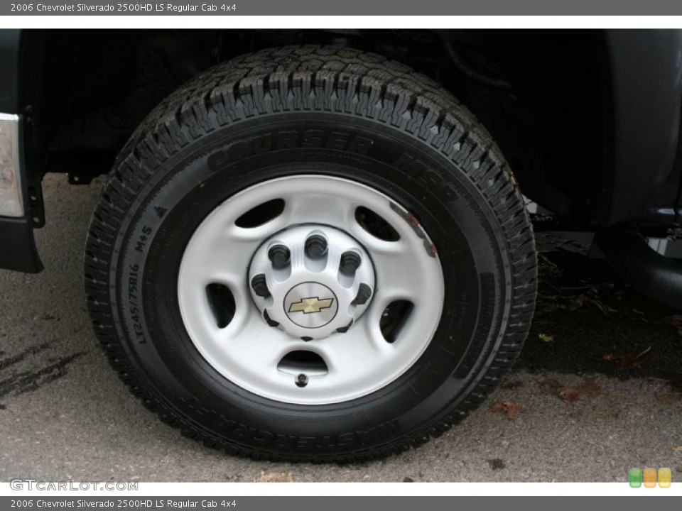 2006 Chevrolet Silverado 2500HD LS Regular Cab 4x4 Wheel and Tire Photo #37413470