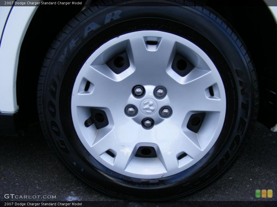 2007 Dodge Charger  Wheel and Tire Photo #37505036