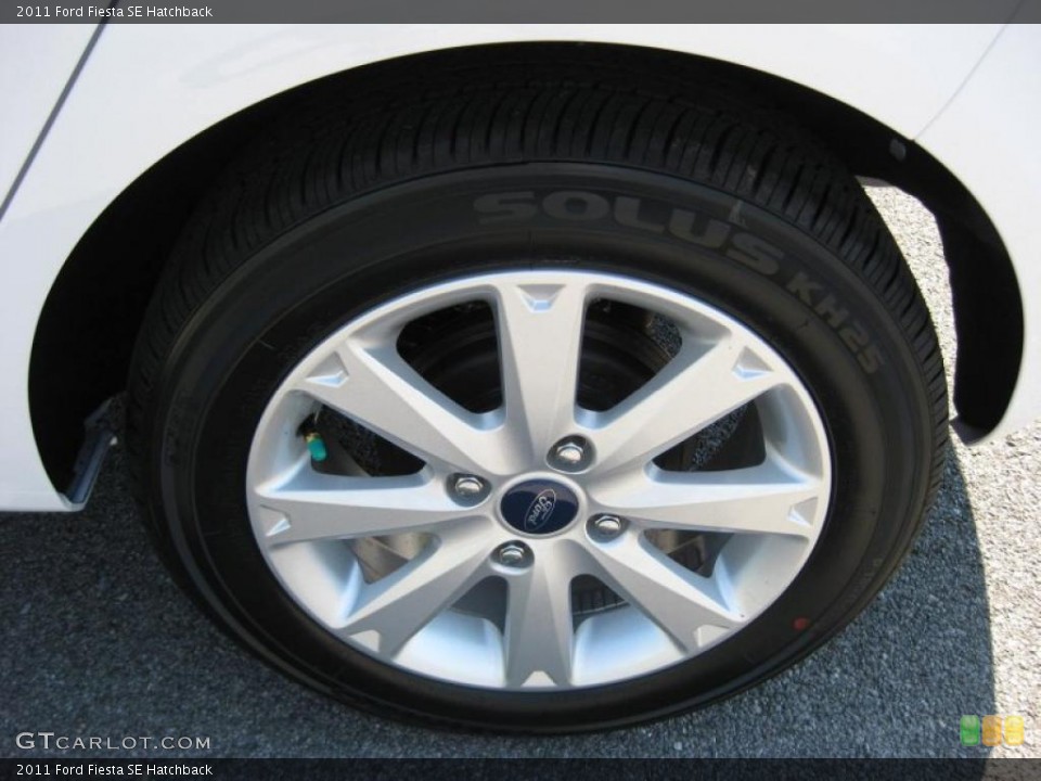 2011 Ford Fiesta SE Hatchback Wheel and Tire Photo #37889400