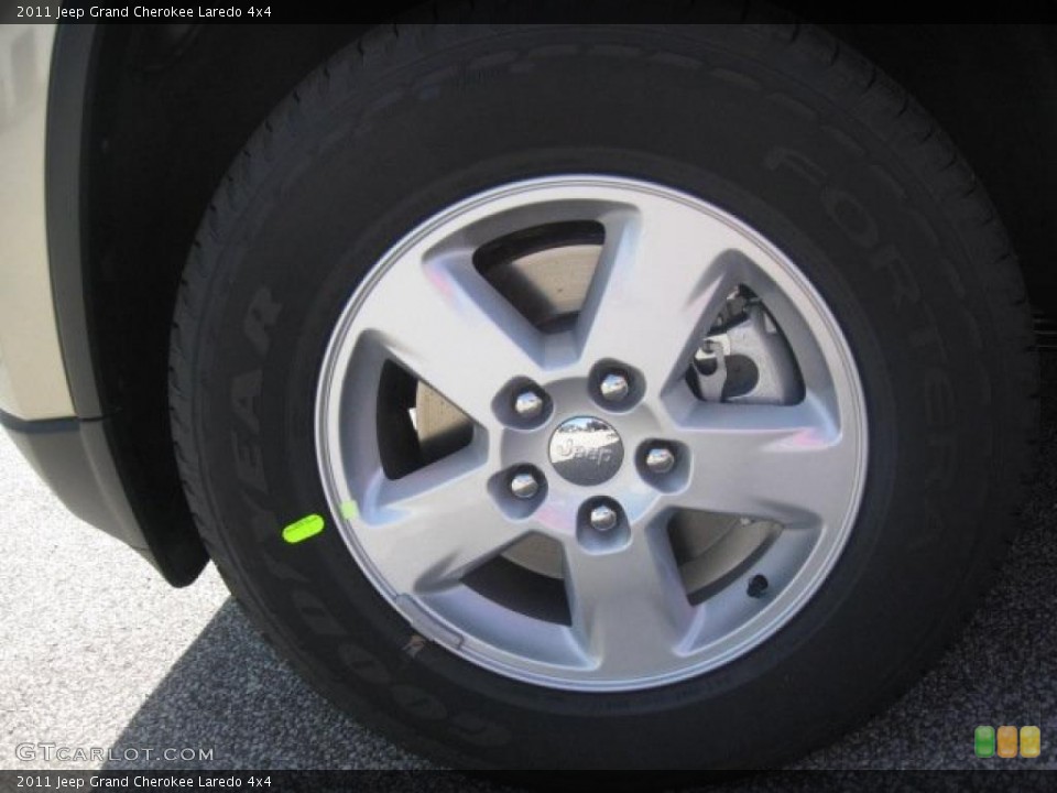 2011 Jeep Grand Cherokee Laredo 4x4 Wheel and Tire Photo #37955524