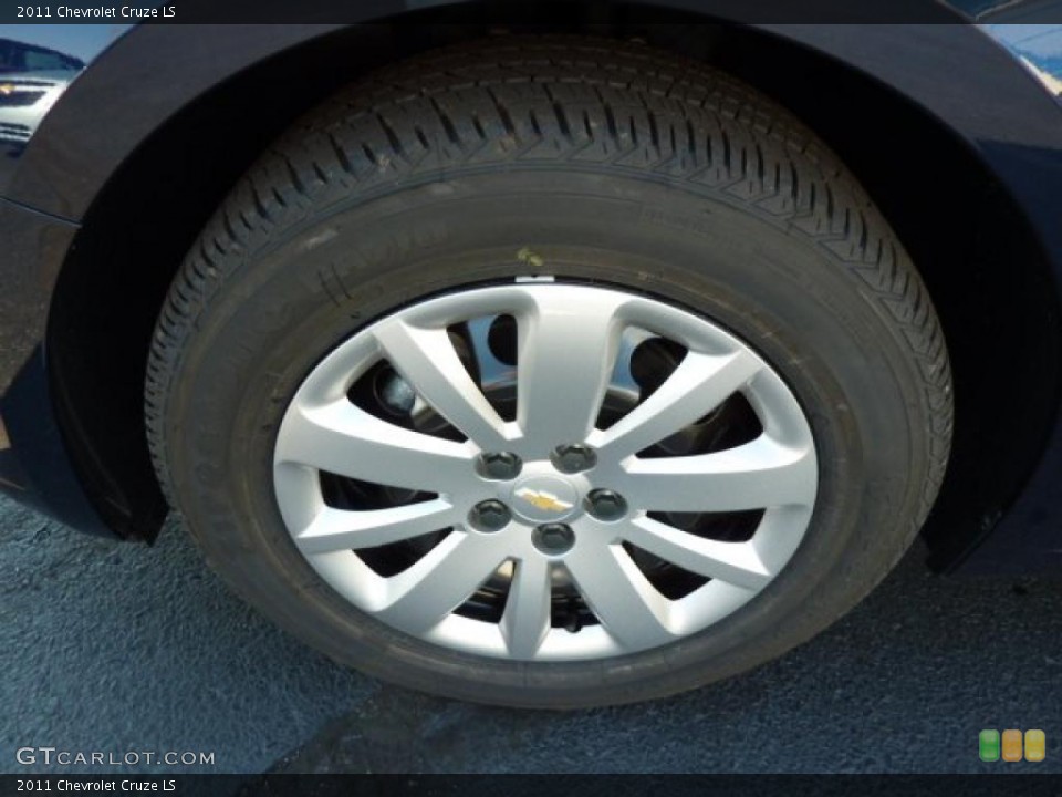 2011 Chevrolet Cruze LS Wheel and Tire Photo #37970476