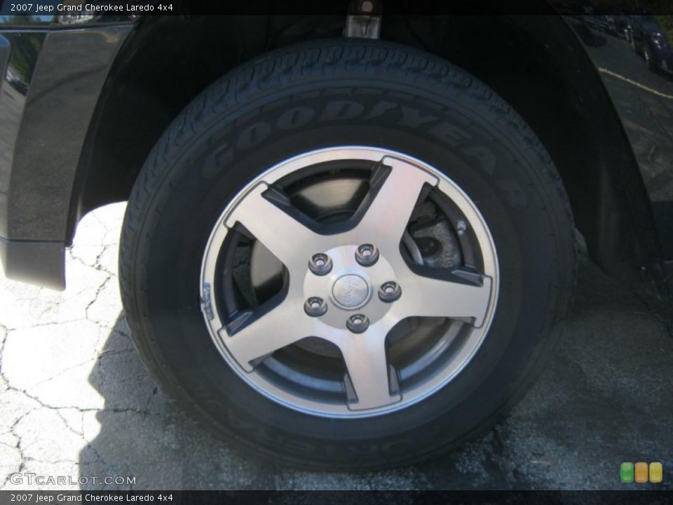 2007 Jeep Grand Cherokee Laredo 4x4 Wheel and Tire Photo #38064532