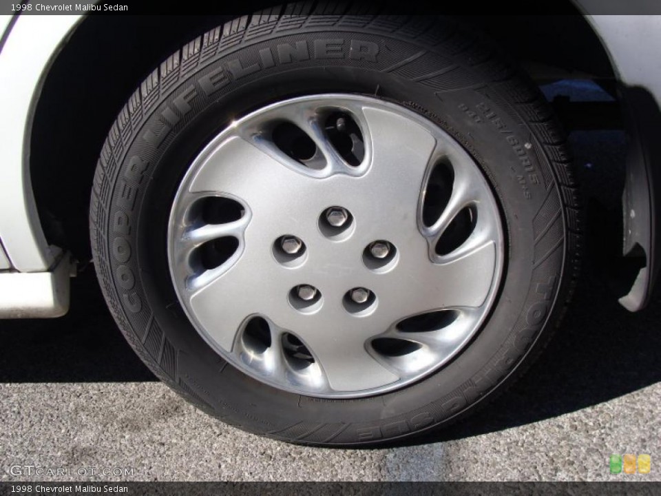 1998 Chevrolet Malibu Sedan Wheel and Tire Photo #38074114
