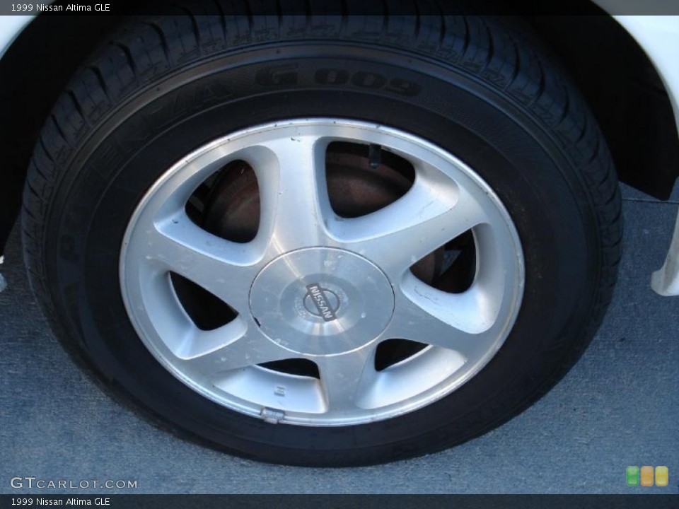 1999 Nissan Altima GLE Wheel and Tire Photo #38126558