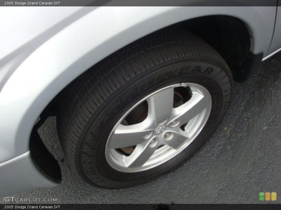 2005 Dodge Grand Caravan SXT Wheel and Tire Photo #38188796