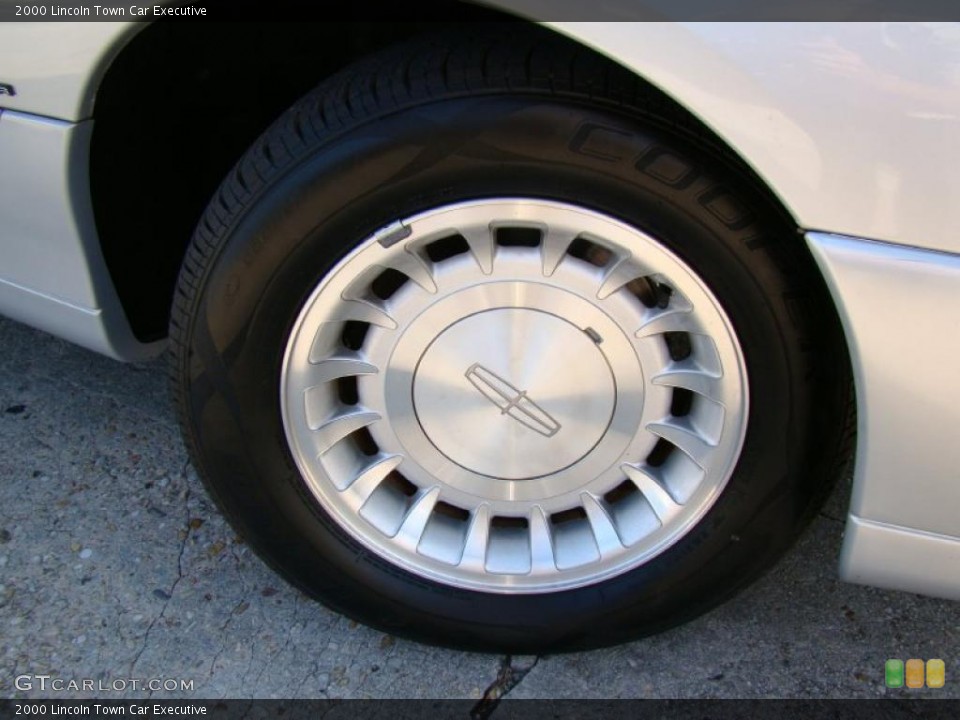 2000 Lincoln Town Car Executive Wheel and Tire Photo #38421717