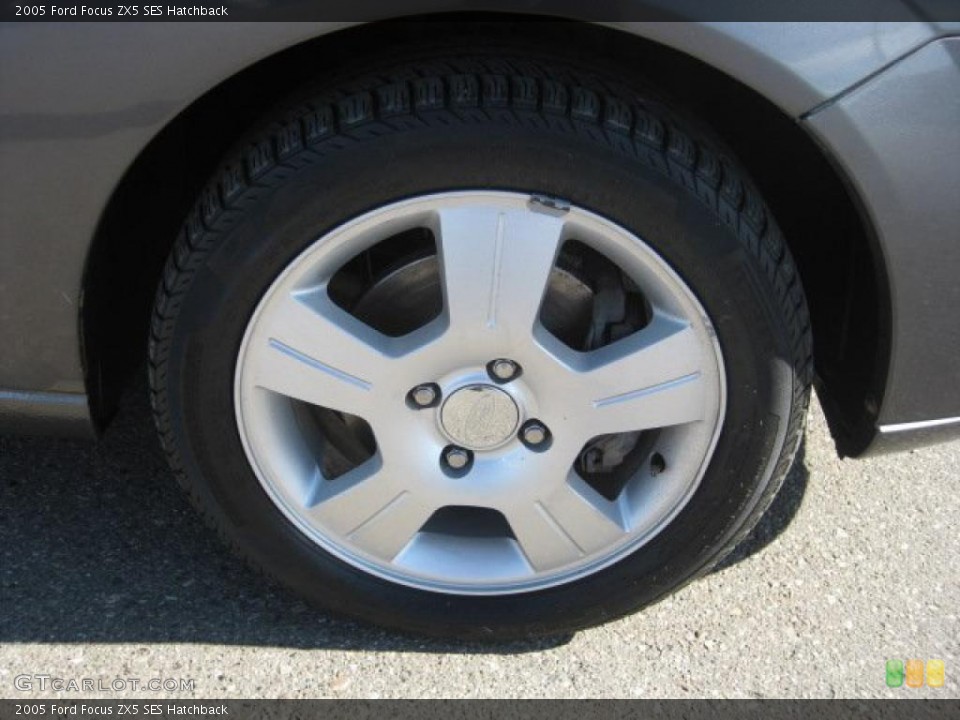 2005 Ford Focus ZX5 SES Hatchback Wheel and Tire Photo #38559333