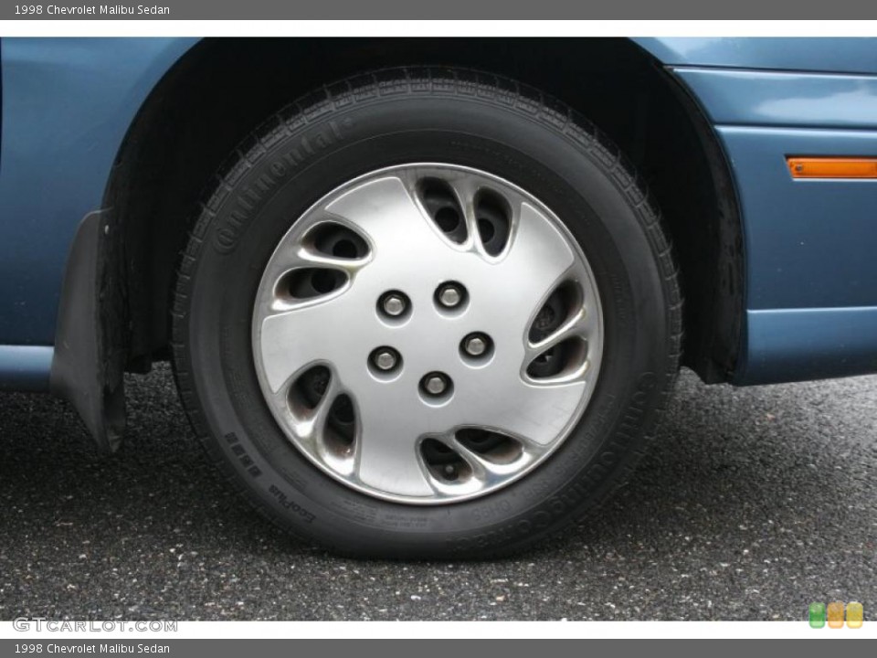 1998 Chevrolet Malibu Sedan Wheel and Tire Photo #38698443