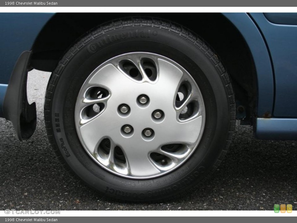 1998 Chevrolet Malibu Sedan Wheel and Tire Photo #38698455
