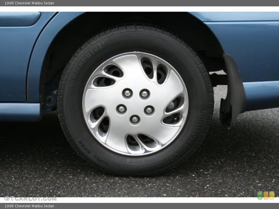 1998 Chevrolet Malibu Sedan Wheel and Tire Photo #38698479