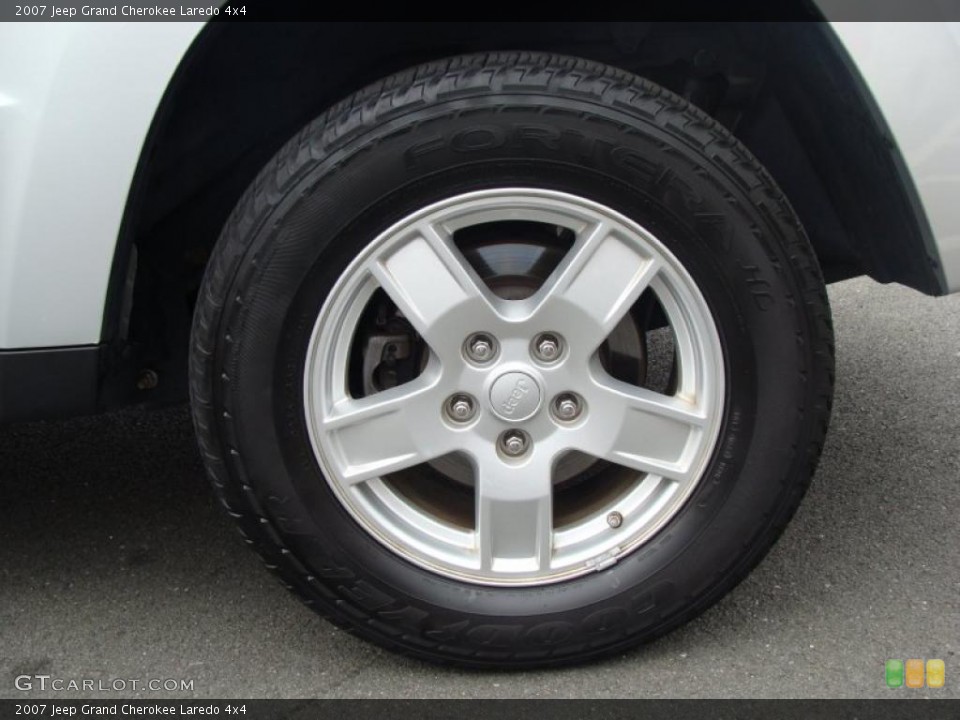 2007 Jeep Grand Cherokee Laredo 4x4 Wheel and Tire Photo #38788694
