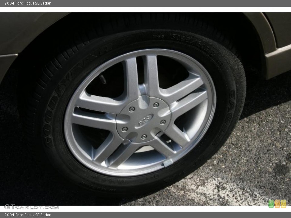 2004 Ford Focus SE Sedan Wheel and Tire Photo #39044948