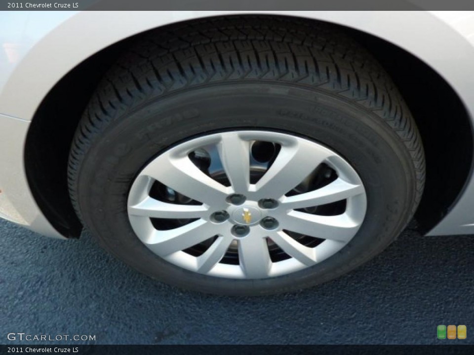 2011 Chevrolet Cruze LS Wheel and Tire Photo #39076955