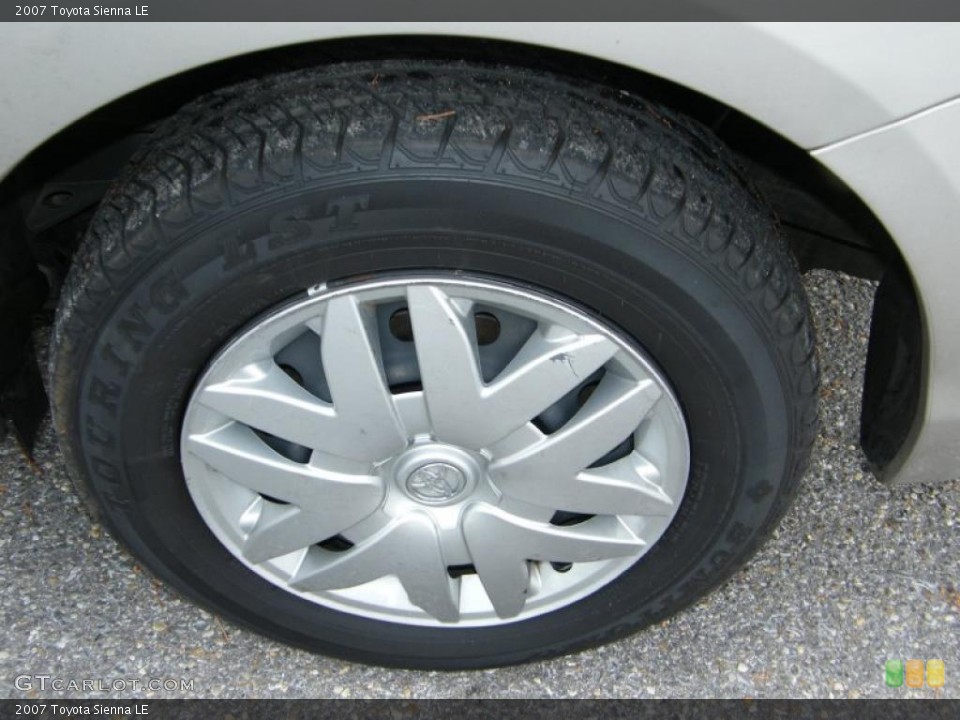 2007 Toyota Sienna LE Wheel and Tire Photo #39142538