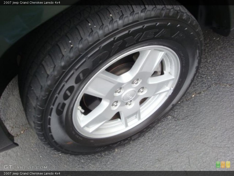 2007 Jeep Grand Cherokee Laredo 4x4 Wheel and Tire Photo #39426942