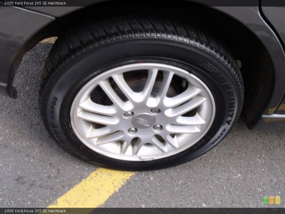 2005 Ford Focus ZX5 SE Hatchback Wheel and Tire Photo #39544538
