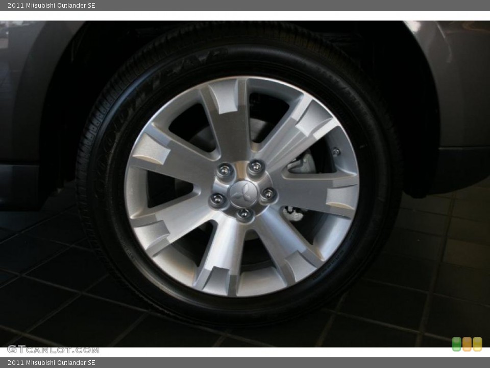 2011 Mitsubishi Outlander SE Wheel and Tire Photo #39907963