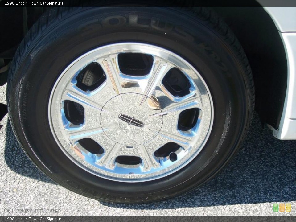 1998 Lincoln Town Car Signature Wheel and Tire Photo #40172589