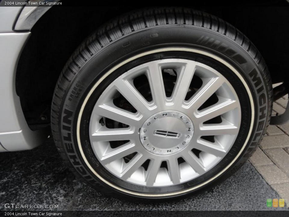 2004 Lincoln Town Car Signature Wheel and Tire Photo #40208637