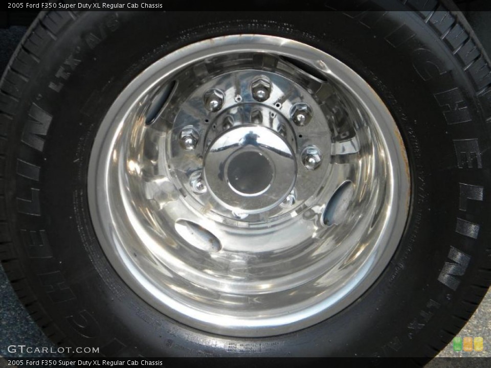 2005 Ford F350 Super Duty XL Regular Cab Chassis Wheel and Tire Photo #40645038