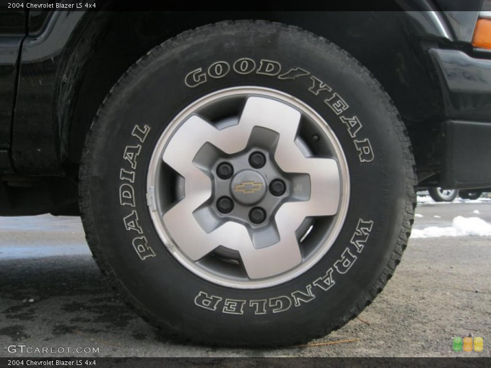 2004 Chevrolet Blazer LS 4x4 Wheel and Tire Photo #40995638