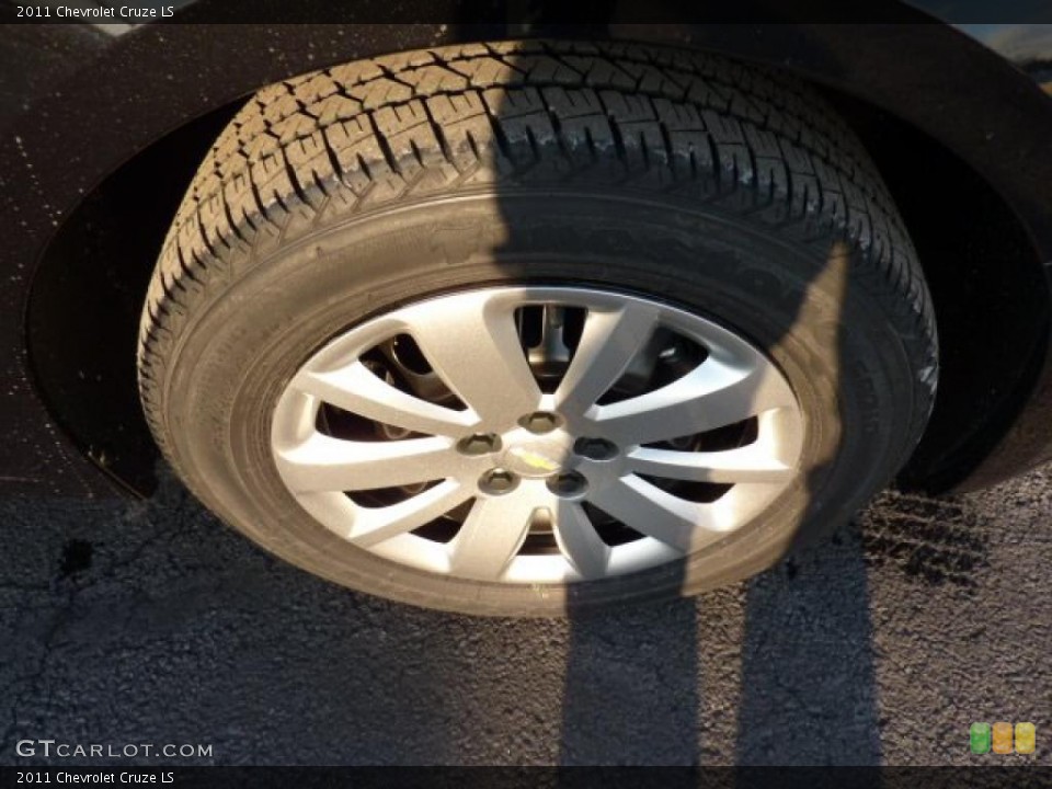2011 Chevrolet Cruze LS Wheel and Tire Photo #41253141