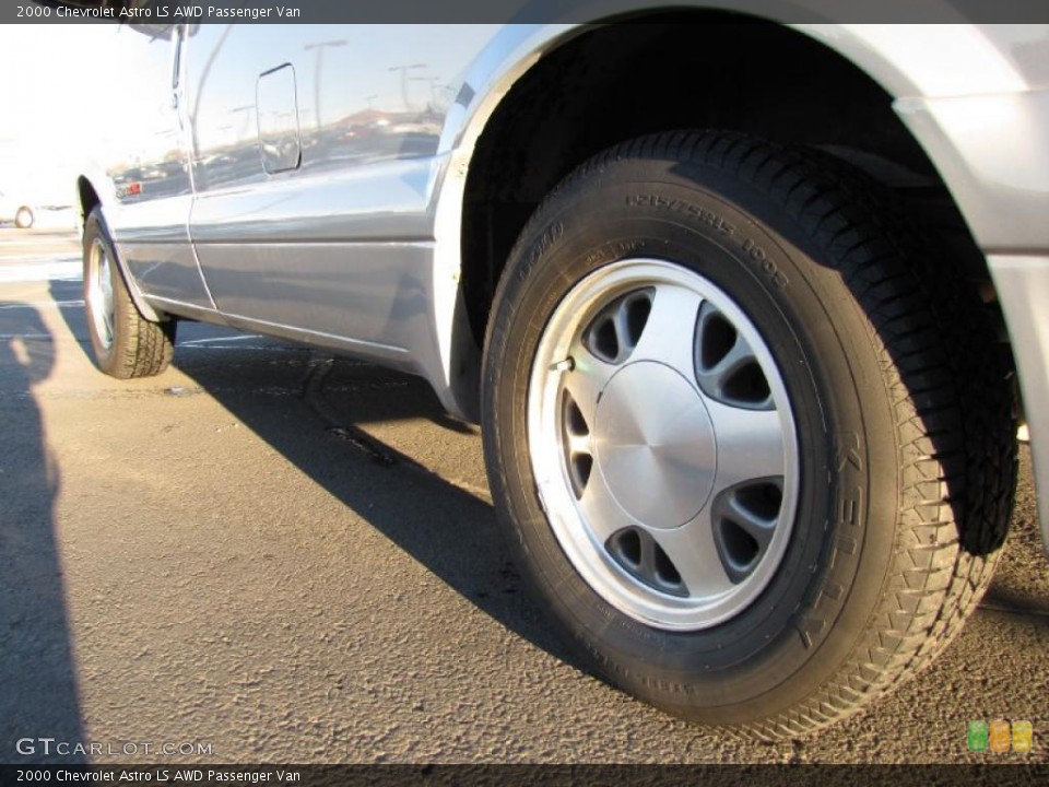 2000 Chevrolet Astro LS AWD Passenger Van Wheel and Tire Photo #41618193