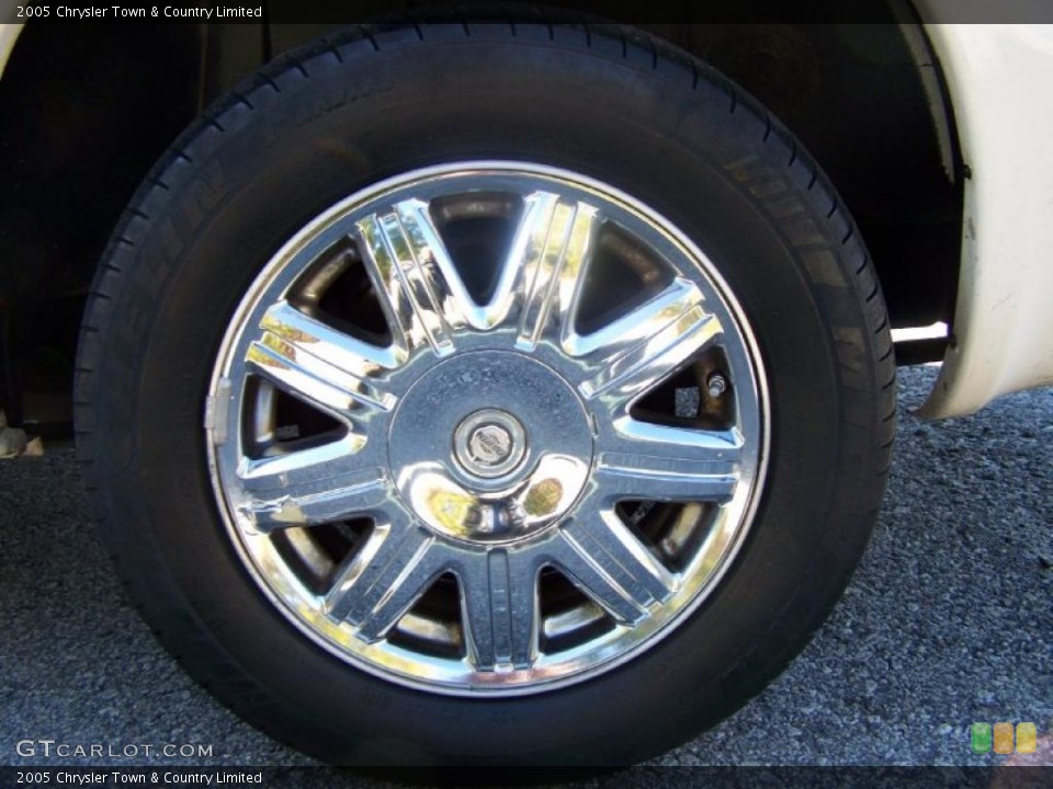 2005 Chrysler Town & Country Limited Wheel and Tire Photo #42692859