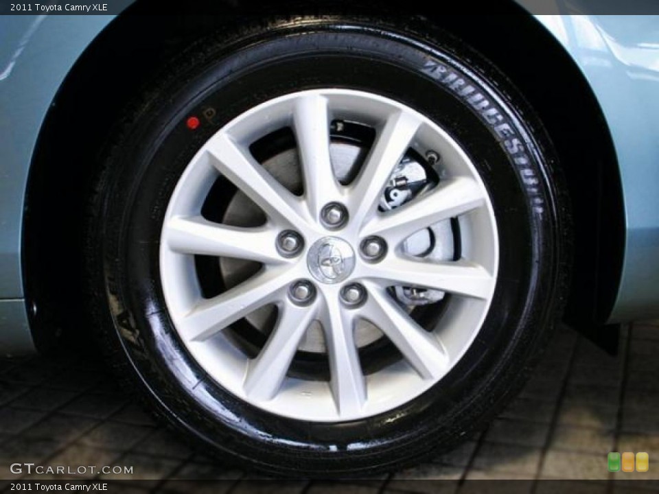 2011 Toyota Camry XLE Wheel and Tire Photo #42924964