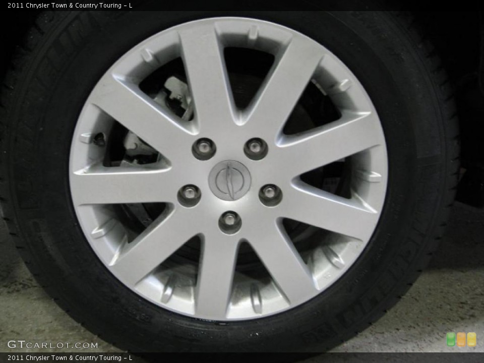 2011 Chrysler Town & Country Touring - L Wheel and Tire Photo #43382081