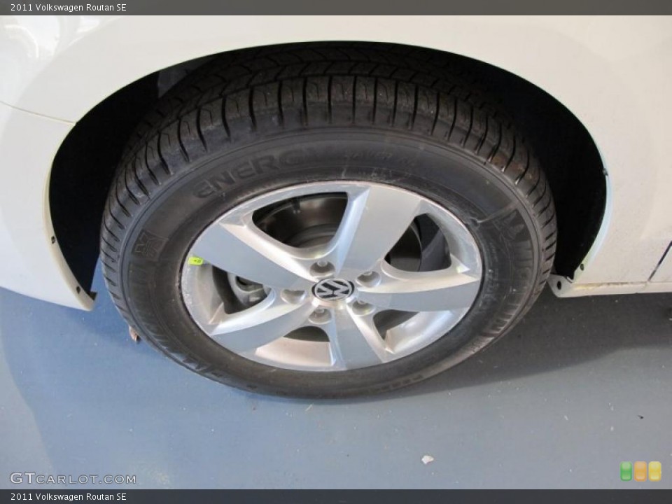 2011 Volkswagen Routan SE Wheel and Tire Photo #43573372