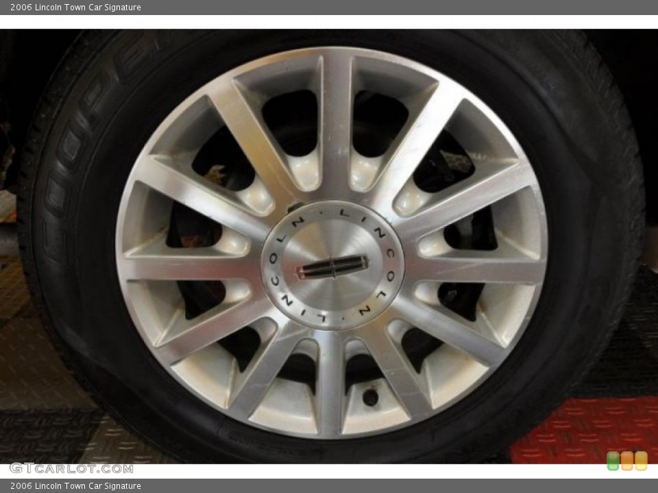 2006 Lincoln Town Car Signature Wheel and Tire Photo #43619059