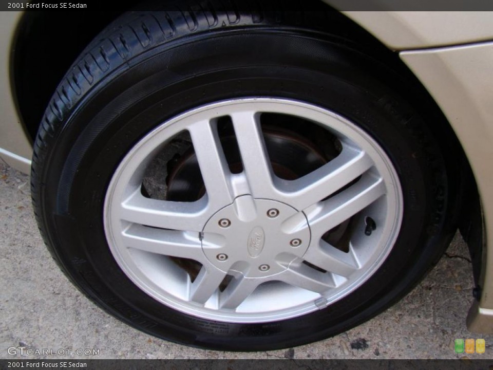2001 Ford Focus SE Sedan Wheel and Tire Photo #43996406