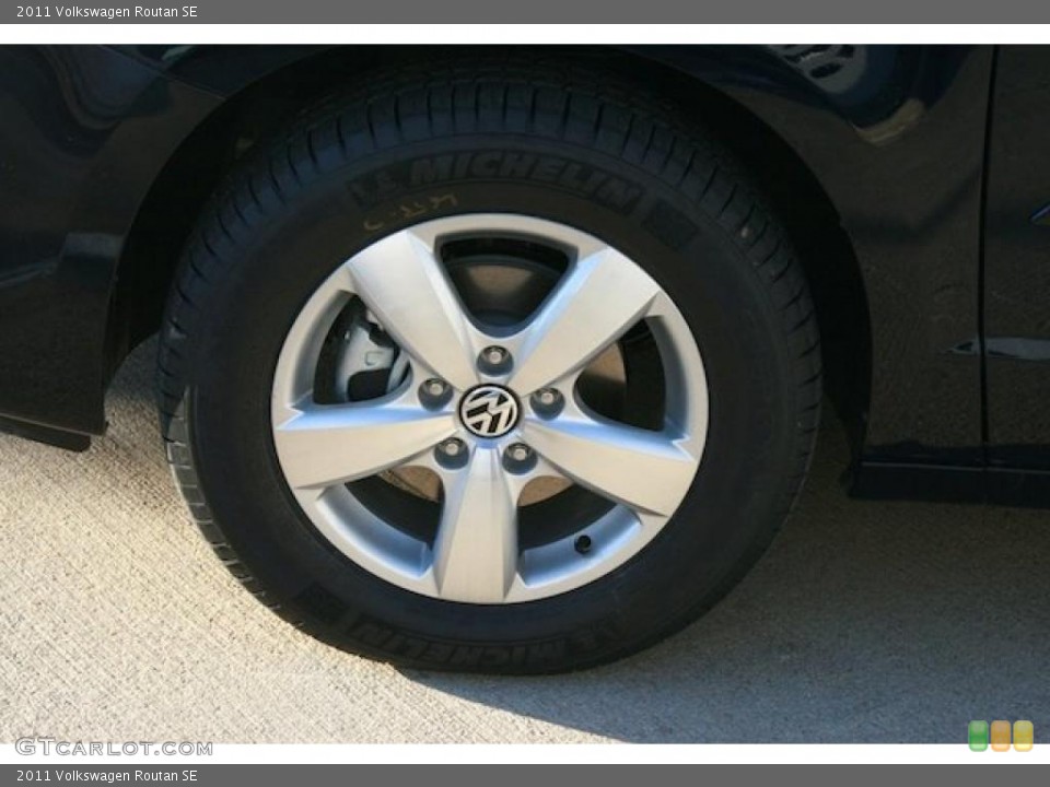 2011 Volkswagen Routan SE Wheel and Tire Photo #44053888