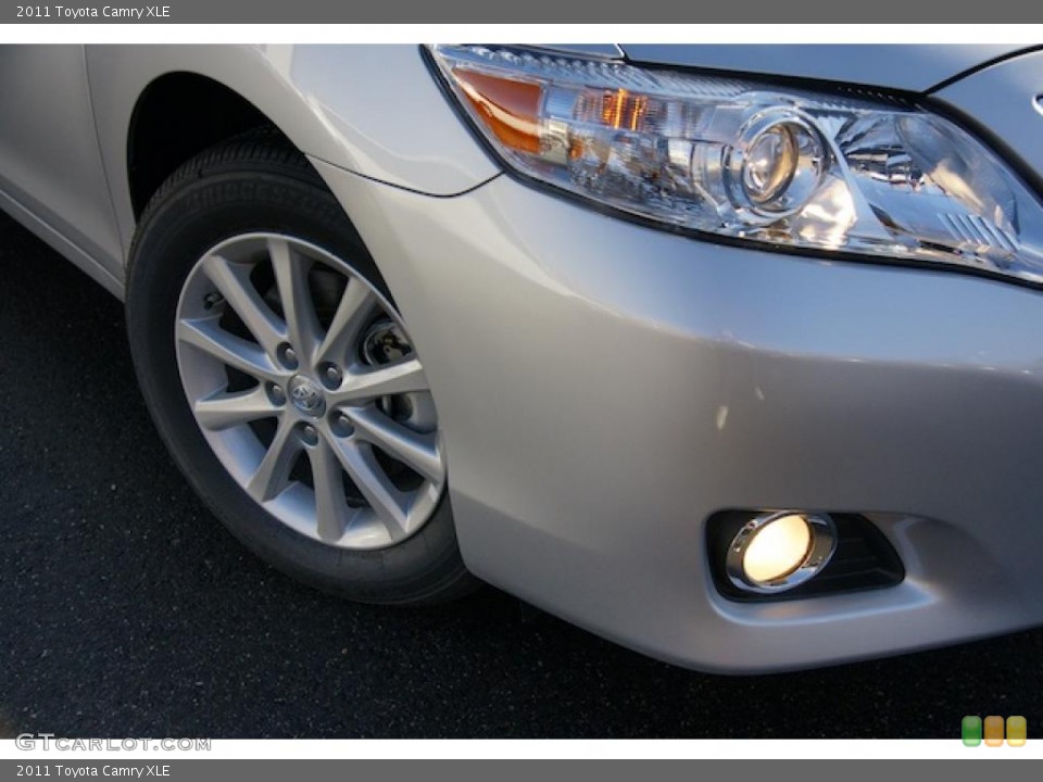 2011 Toyota Camry XLE Wheel and Tire Photo #44111894