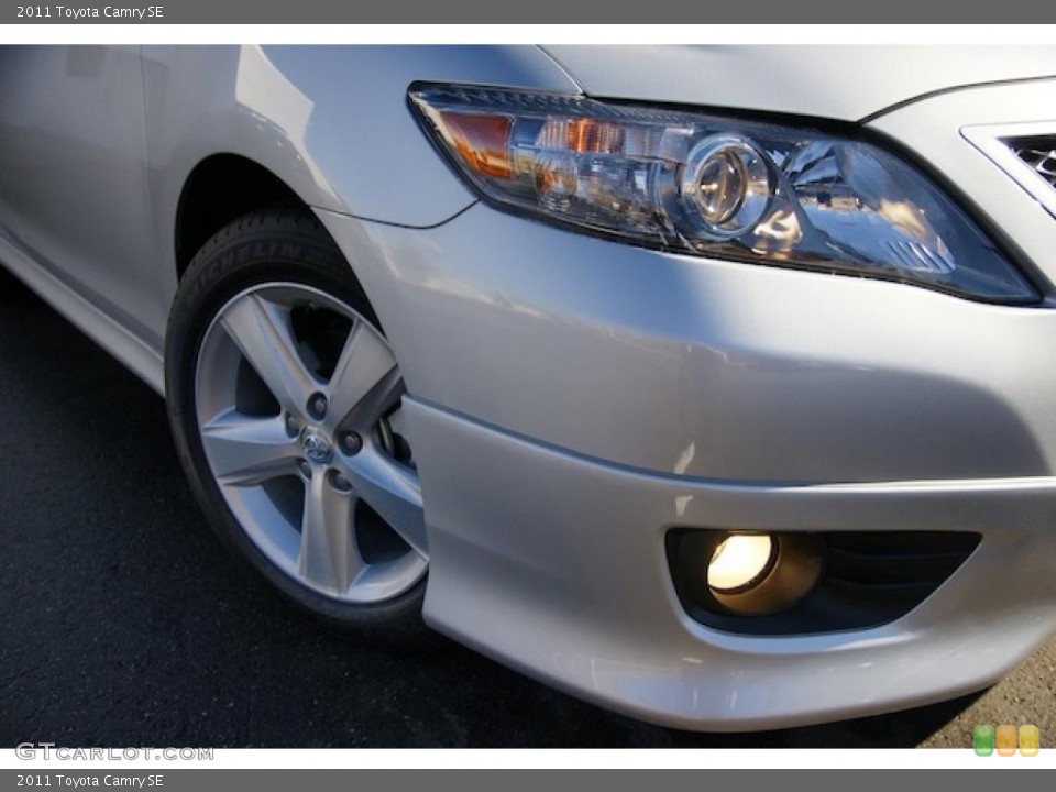 2011 Toyota Camry SE Wheel and Tire Photo #44112358