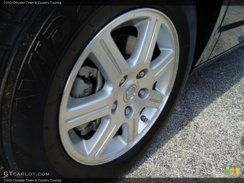 2009 Chrysler Town & Country Touring Wheel and Tire Photo #44584685